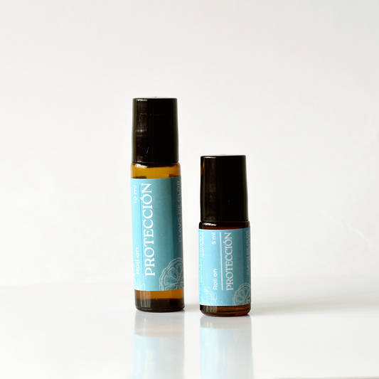 Aplicación de roll on de aromaterapia para aliviar alergias, congestión y apoyar el sistema respiratorio.