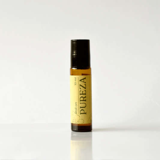 Aplicación de roll on anti acné con aceites esenciales para calmar granitos y purificar la piel.