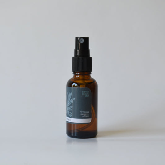 Aplicación de perfume natural amaderado con aceites esenciales para refrescar la mente y la energía
