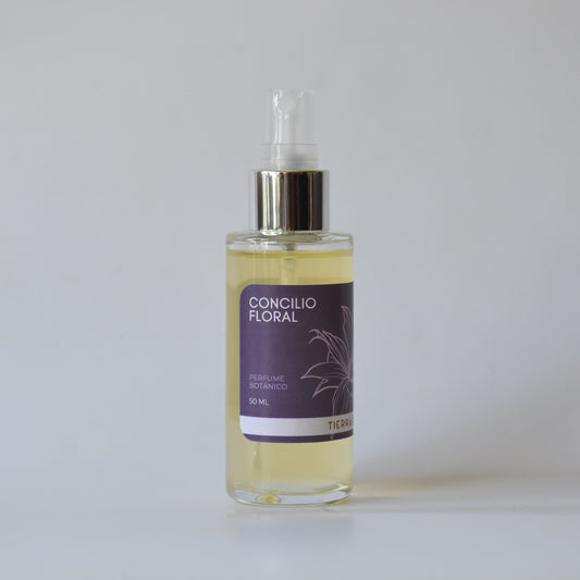 Aplicación de perfume natural con aceites esenciales de lavanda, salvia e incienso para relajación y bienestar