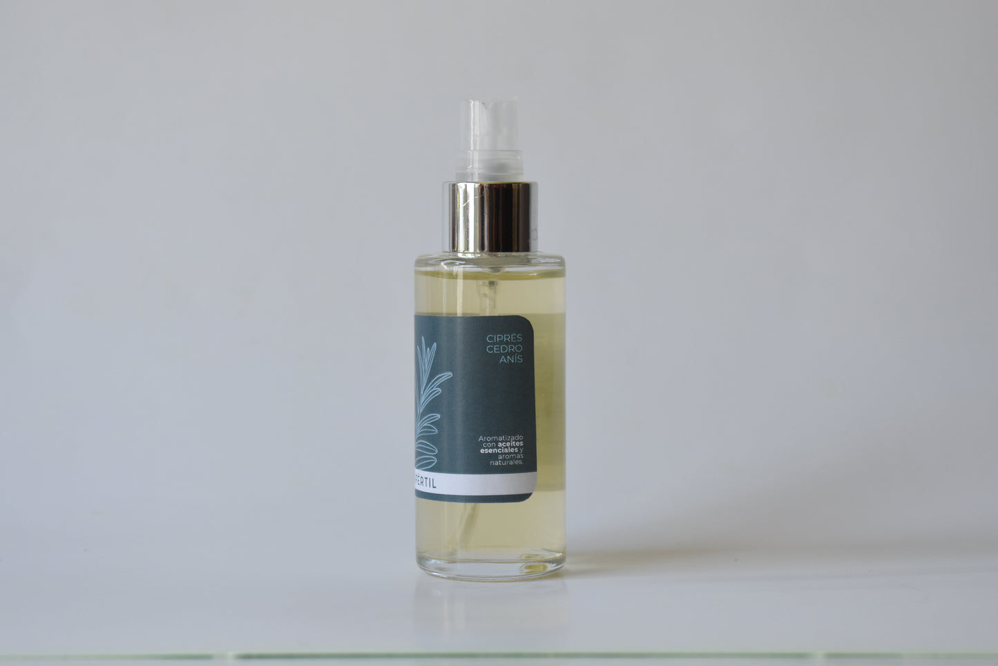 Perfume natural con aceites esenciales de ciprés, cedro y anís para energía equilibrada y aroma fresco