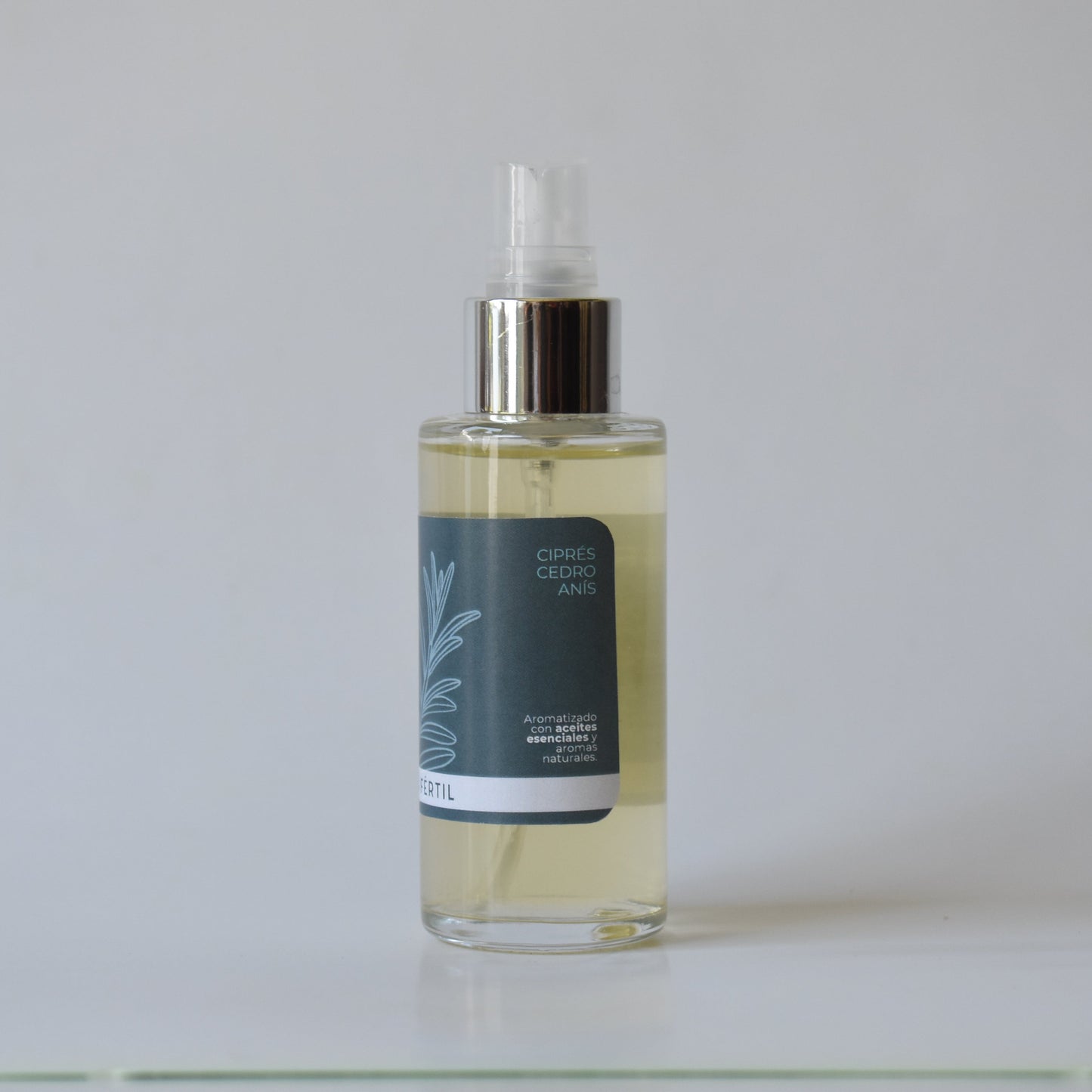 Perfume natural con aceites esenciales de ciprés, cedro y anís para energía equilibrada y aroma fresco