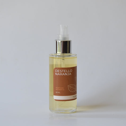 Aplicación de perfume natural cítrico con aceites esenciales para elevar el ánimo y aportar energía