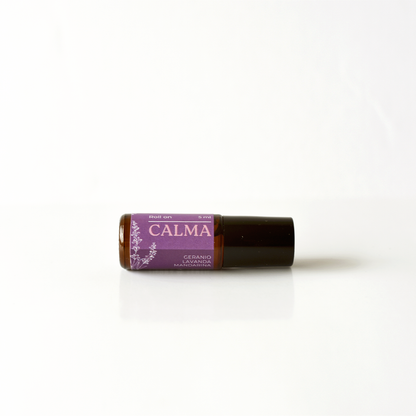 Roll on con aceites esenciales de lavanda, geranio y mandarina para equilibrio emocional y calma.