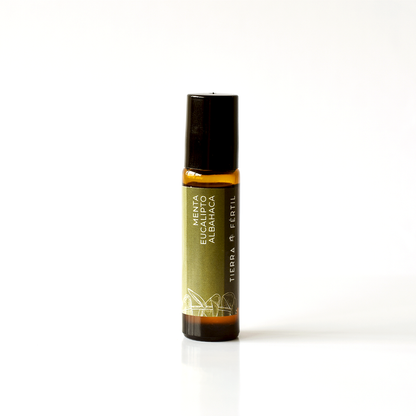 Roll on de aceites esenciales para dolor de cabeza y claridad mental en aromaterapia.