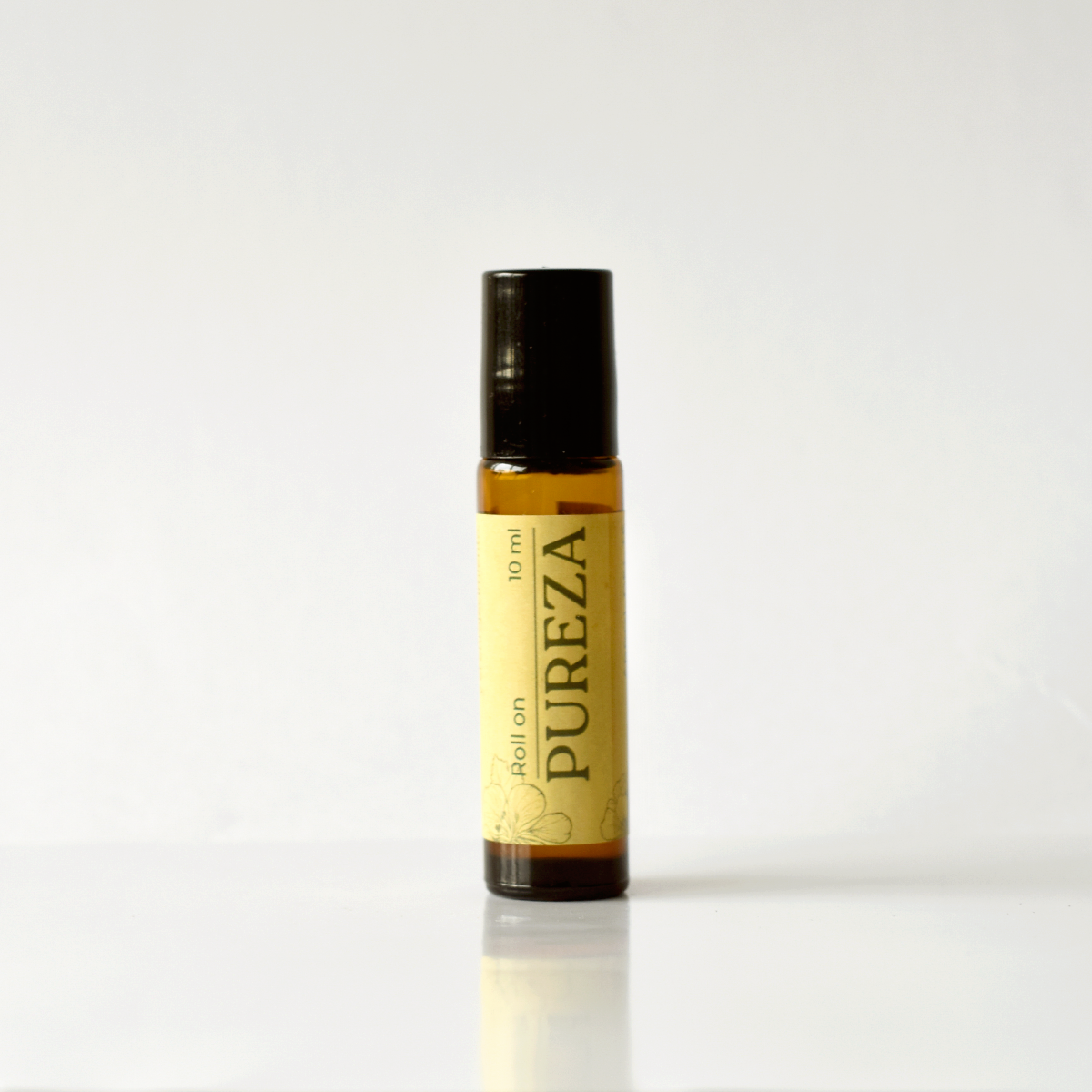 Aplicación de roll on anti acné con aceites esenciales para calmar granitos y purificar la piel.