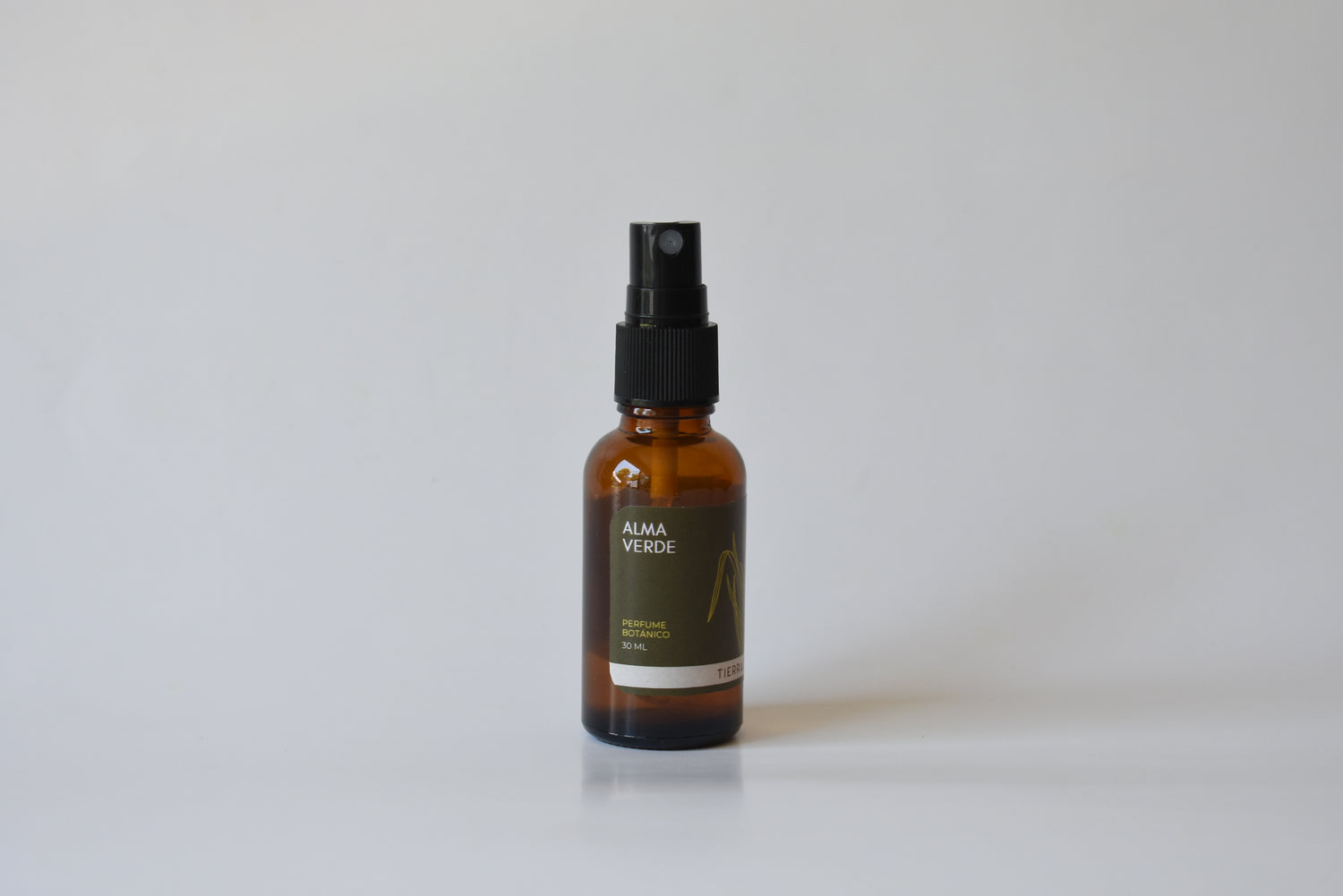 Perfume botánico Alma Verde con sándalo, geranio y limón, aroma cítrico floral natural sin fragancias sintéticas