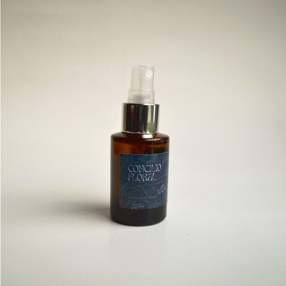 Aplicación de perfume natural con aceites esenciales de lavanda, salvia e incienso para relajación y bienestar