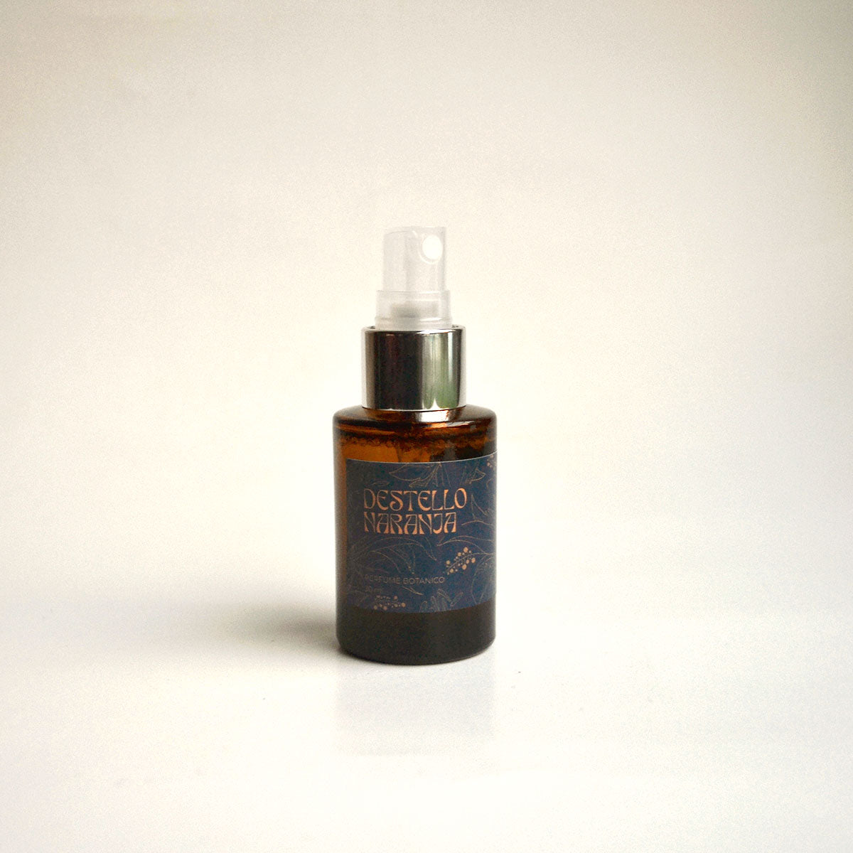Aplicación de perfume natural cítrico con aceites esenciales para elevar el ánimo y aportar energía