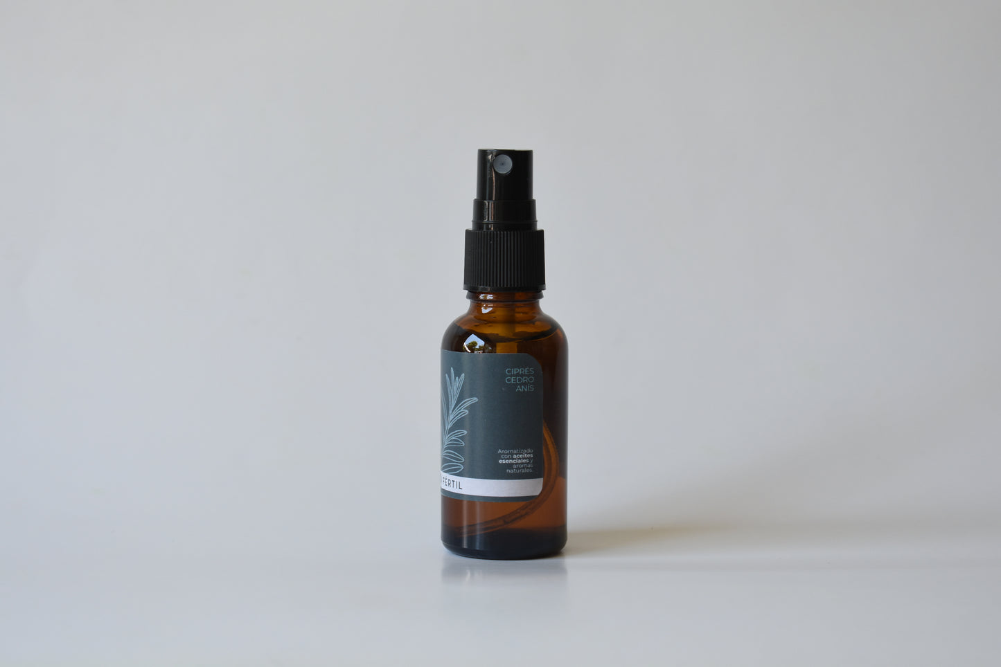 Aplicación de perfume natural amaderado con aceites esenciales para refrescar la mente y la energía