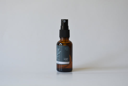 Aplicación de perfume natural amaderado con aceites esenciales para refrescar la mente y la energía