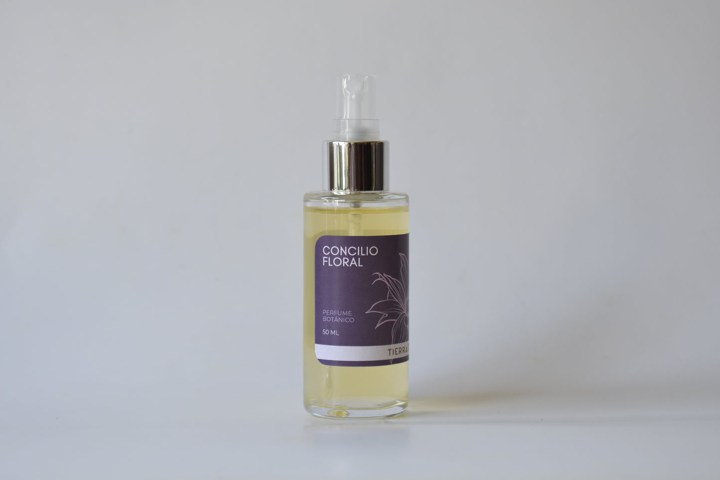 Aplicación de perfume natural con aceites esenciales de lavanda, salvia e incienso para relajación y bienestar