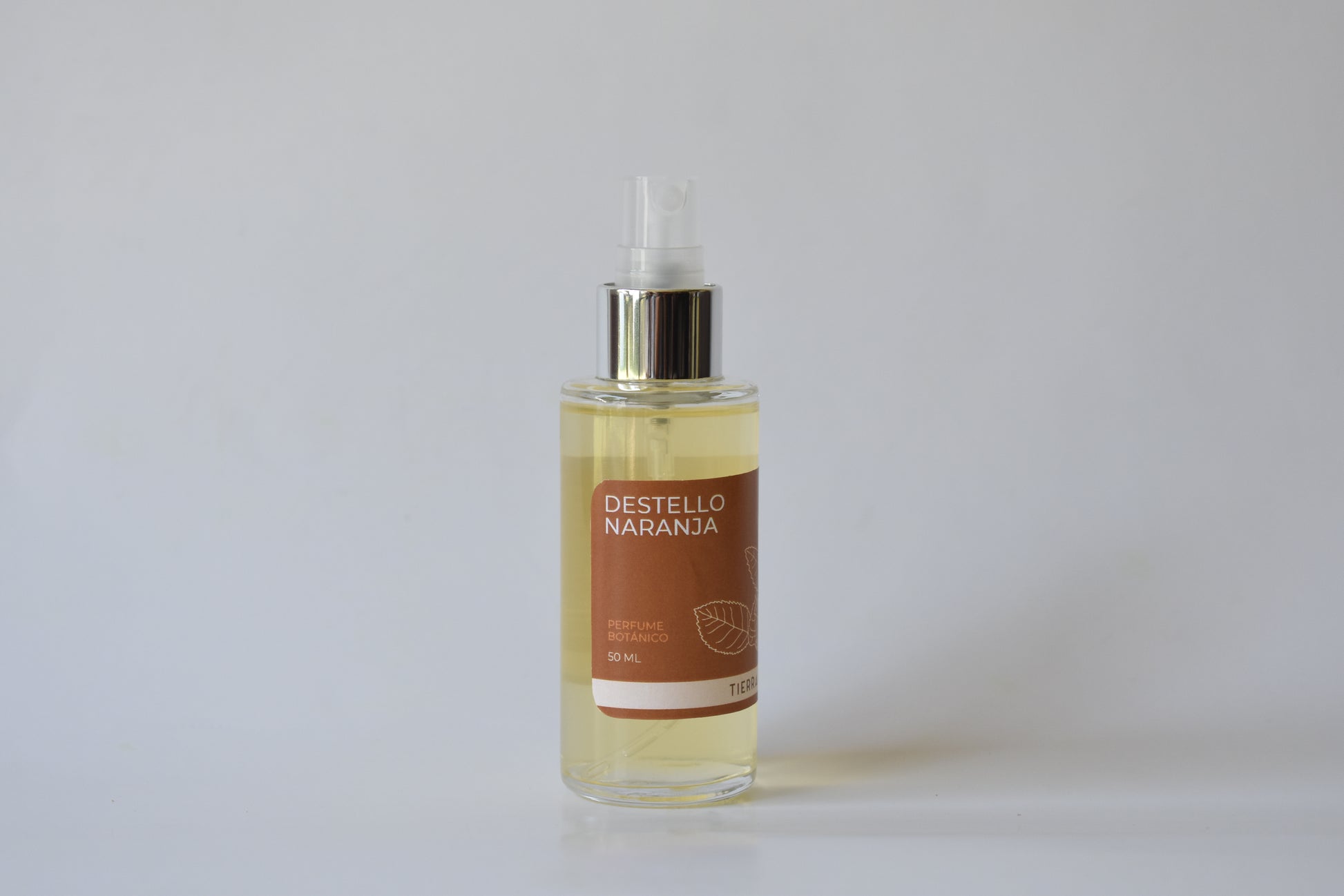 Aplicación de perfume natural cítrico con aceites esenciales para elevar el ánimo y aportar energía