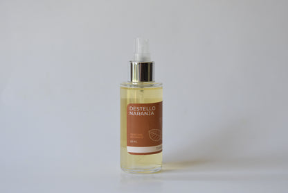 Aplicación de perfume natural cítrico con aceites esenciales para elevar el ánimo y aportar energía