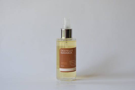 Aplicación de perfume natural cítrico con aceites esenciales para elevar el ánimo y aportar energía