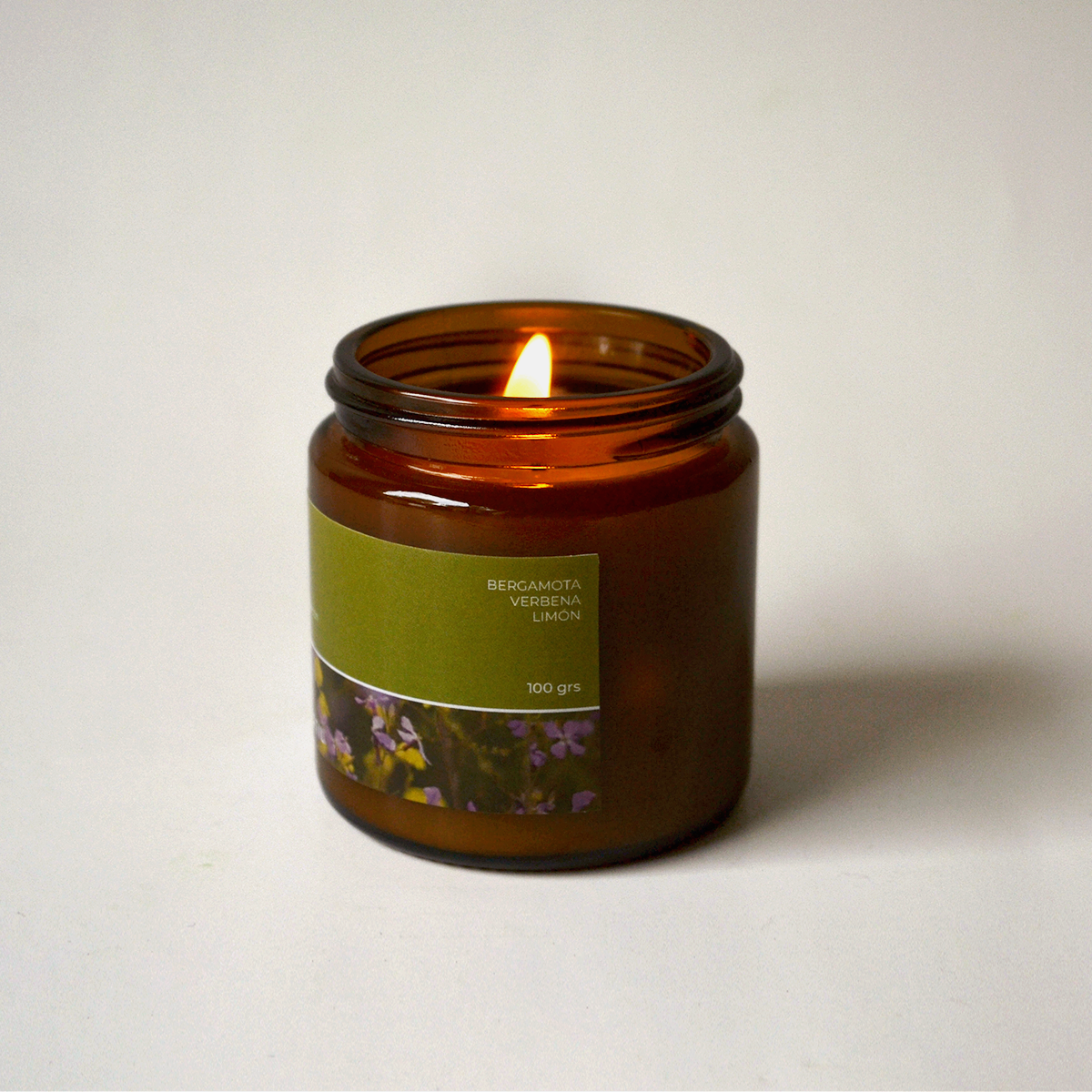 Vela aromática natural cítrica para el hogar que aporta frescura, equilibrio y bienestar
