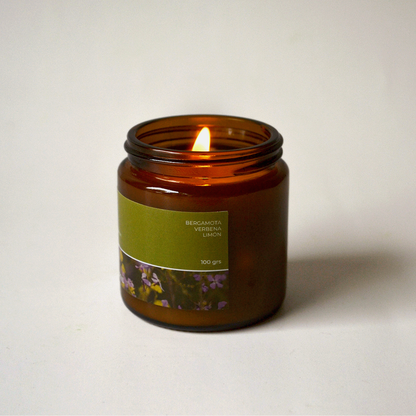 Vela aromática natural cítrica para el hogar que aporta frescura, equilibrio y bienestar